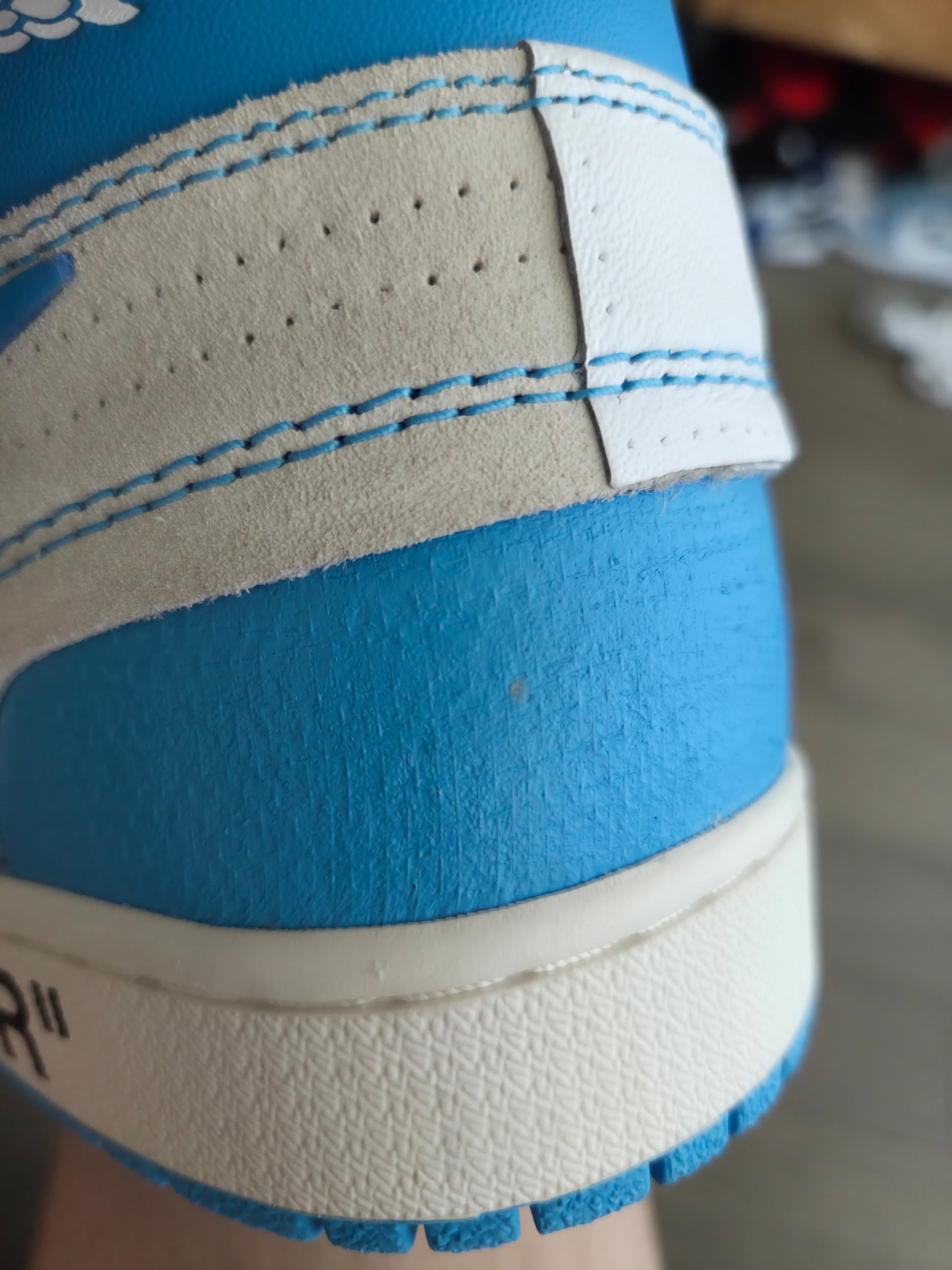 Air Jordan 1 x Off-White ‘University Blue’ Retro High ( Slight oxidized )